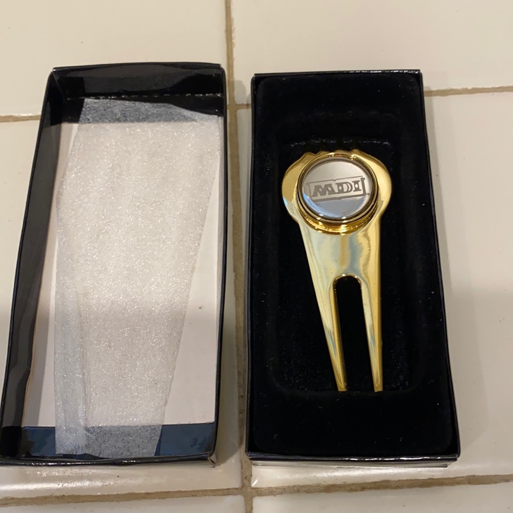 Purina Co Golf retractable divot tools
